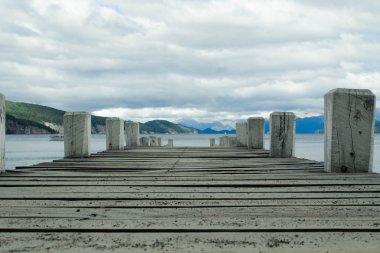 Suya giden uzun ahşap dock
