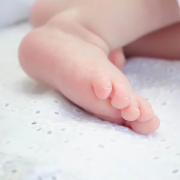 Πόδια του μωρού. Μωρό φορά — Φωτογραφία Αρχείου