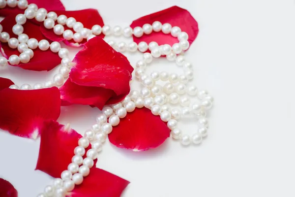 Perlas y rosas rojas pétalos —  Fotos de Stock
