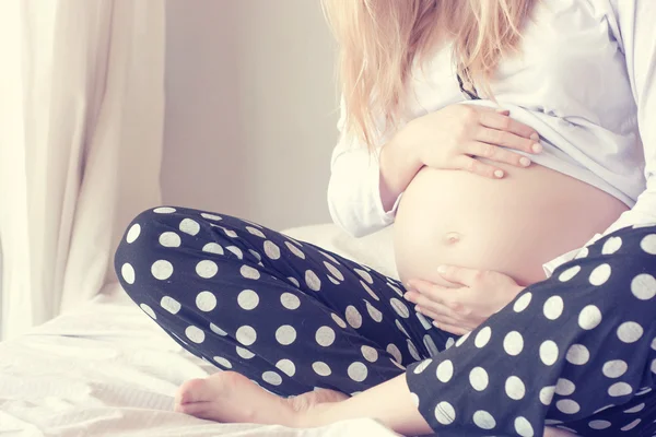 Zwangere jonge vrouw — Stockfoto