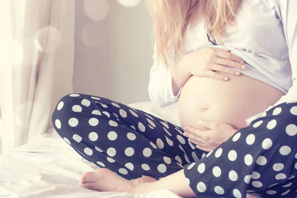 Schwangere junge Frau — Stockfoto