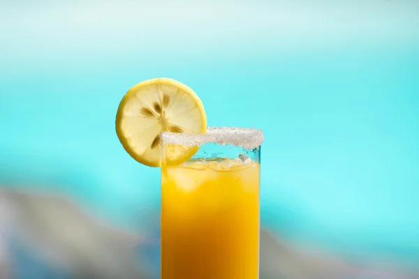 Cocktail tropical perto da piscina — Fotografia de Stock