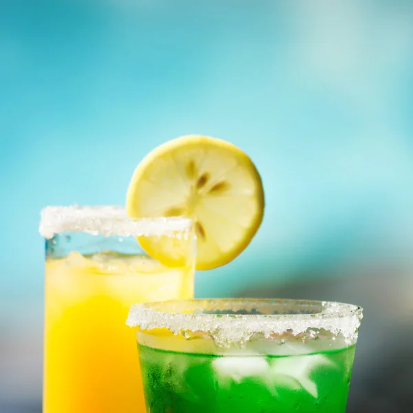 Two tropical cocktails near swimming pool — Stockfoto