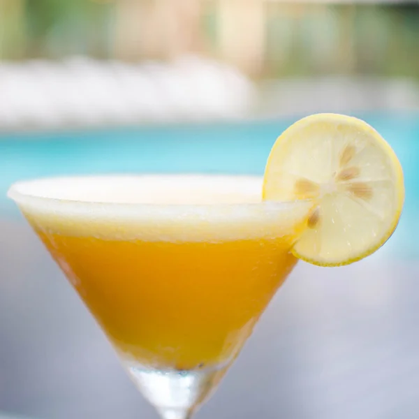 Cocktail vicino alla piscina — Foto Stock