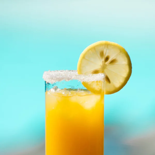 Tropical cocktails near swimming pool — Stockfoto