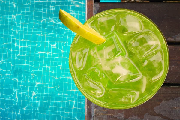 Tropical cocktail near swimming pool — Stock Photo, Image