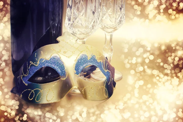 Champagne.new year mit Maske — Stockfoto