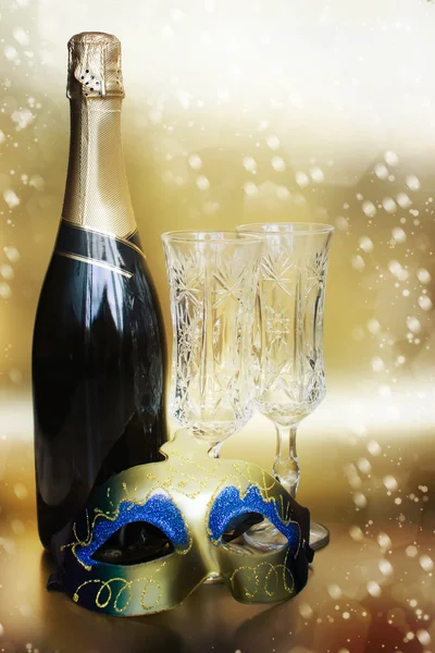 Champagne.new year mit Maske — Stockfoto