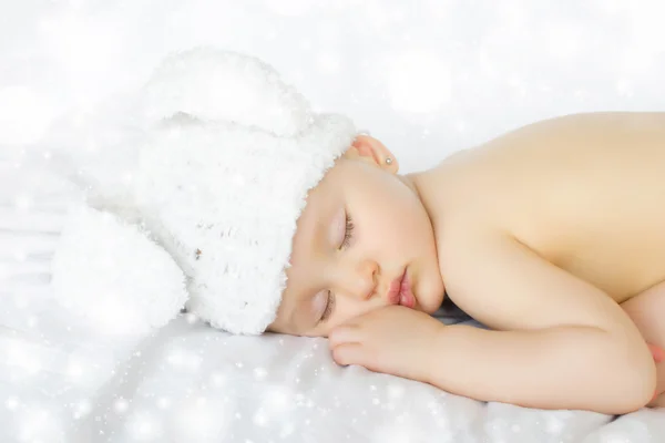 Divertido niño recién nacido dormido. Gorra de conejo en la cabeza de la chica . —  Fotos de Stock