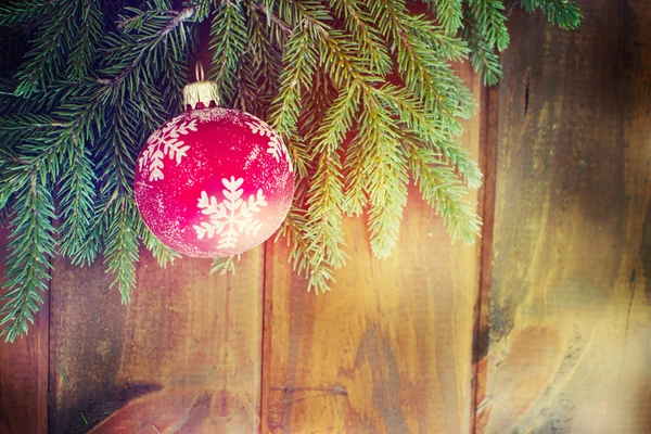 나무 배경 위의 크리스마스 장식 — 스톡 사진