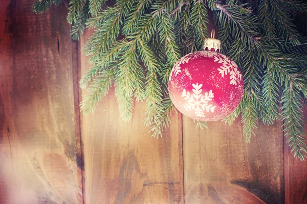 Decoração de Natal sobre fundo de madeira — Fotografia de Stock