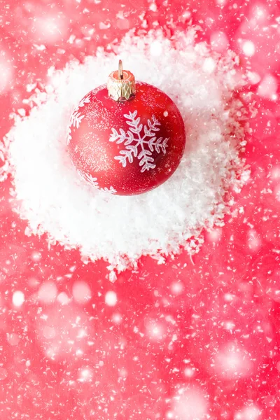 Palla di Natale nella neve — Foto Stock