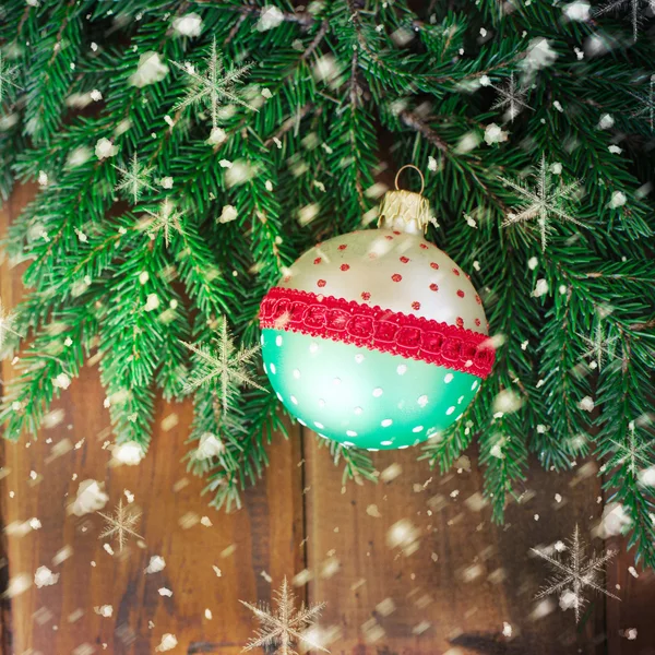 Weihnachtsdekoration über Holzgrund. — Stockfoto