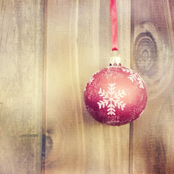 Рождественские украшения на деревянном фоне. — стоковое фото