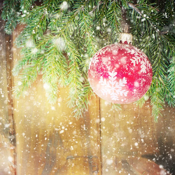 나무 배경 위의 크리스마스 장식. — 스톡 사진