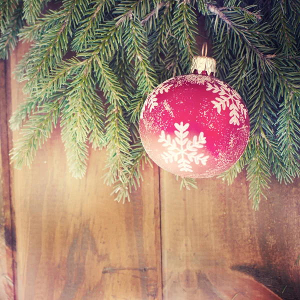 Χριστουγεννιάτικη διακόσμηση σε ξύλινο φόντο. — Φωτογραφία Αρχείου