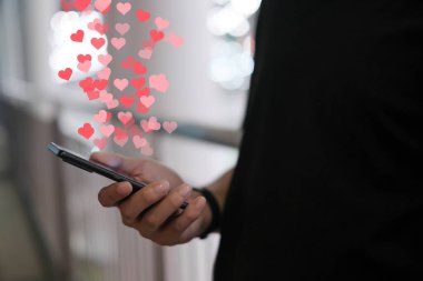 Sevgililer günü konsepti, aşk mektupları, akıllı telefonlardan fırlayan kalpler..