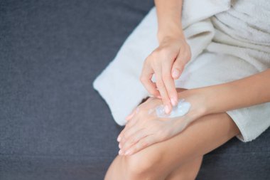 Kadın doğal krem sürüyor, kadın elini kozmetik krem, spa ve manikür konseptiyle nemlendiriyor..