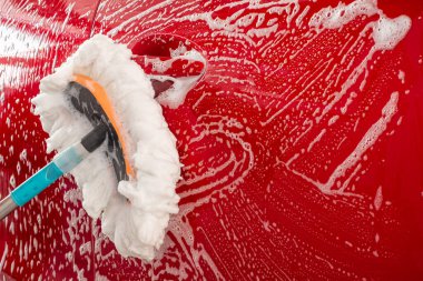 Kırmızı araba yıkama, kırmızı araba yıkama servisi otomobil taşıma otomotiv imajı galerisindeki müşterilere kaliteyi temizlemek için kırmızı araba yıkama..