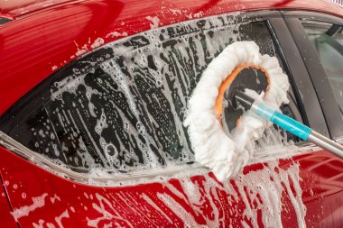 Kırmızı araba yıkama, kırmızı araba yıkama servisi otomobil taşıma otomotiv imajı galerisindeki müşterilere kaliteyi temizlemek için kırmızı araba yıkama..