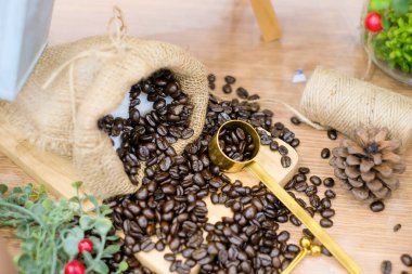 Kahve arkaplanındaki çuval kahve çekirdekleri.