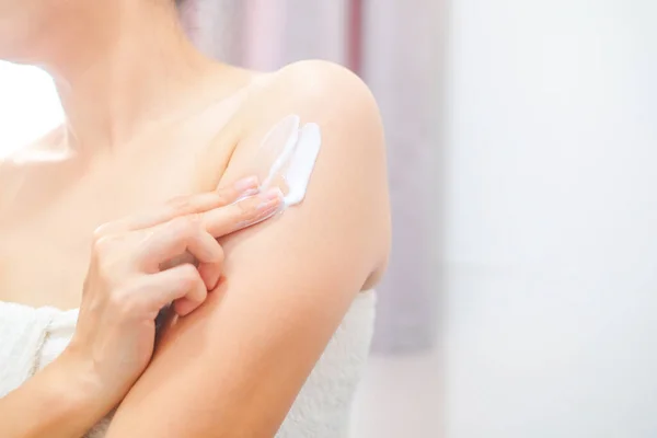 Mujer Aplicando Crema Natural Mujer Hidratando Brazo Con Crema Cosmética — Foto de Stock