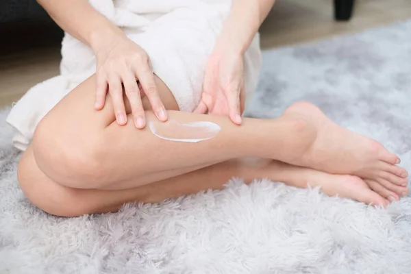 Mujer Aplicando Crema Natural Mujer Hidratando Pierna Con Crema Cosmética — Foto de Stock