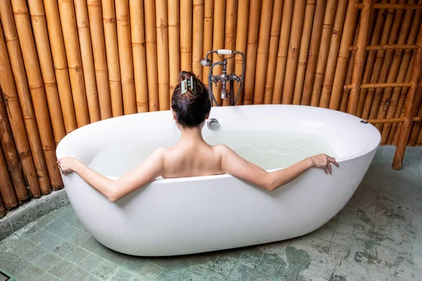 Banheira Luxo Mulher Asiática Bem Estar Spa Relaxante Imersão Banheira — Fotografia de Stock