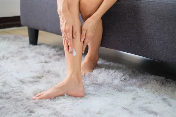 天然クリームを適用する女性 女性はコピースペースと化粧品クリームで彼女の足を保湿 — ストック写真
