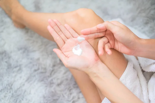 Mulher Aplicando Creme Natural Mulher Hidratando Mão Com Creme Cosmético — Fotografia de Stock