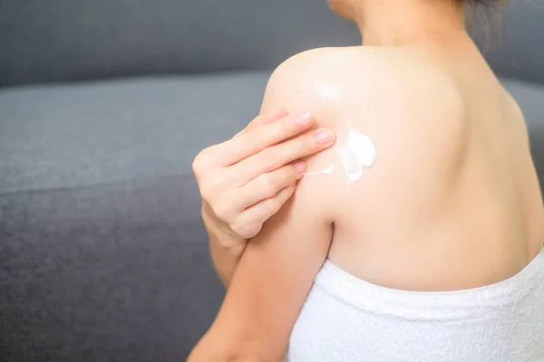 Woman Applying Cream Lotion Back Treatment Cosmetic Cleaning — Φωτογραφία Αρχείου