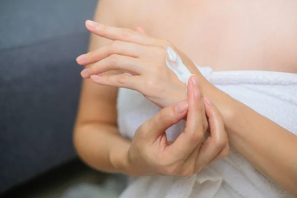 Mulher Aplicando Creme Natural Mulher Hidratando Mão Com Creme Cosmético — Fotografia de Stock