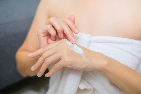 Mulher Aplicando Creme Natural Mulher Hidratando Mão Com Creme Cosmético — Fotografia de Stock