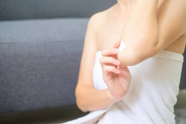 Vrouw Die Crème Lotion Aanbrengt Elleboog Behandeling Cosmetica Schoonmaak — Stockfoto
