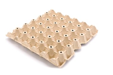 Beyaz arka plan üzerinde izole yumurta kutusu.