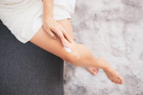 Γυναίκα Εφαρμογή Φυσικής Κρέμας Γυναίκα Ενυδάτωση Πόδι Της Καλλυντική Κρέμα — Φωτογραφία Αρχείου