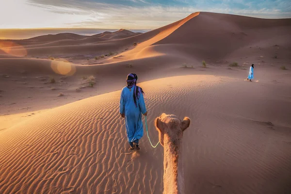 Due Uomini Marocchini Che Indossano Tradizionali Vesti Blu Conducono Cammello — Foto Stock