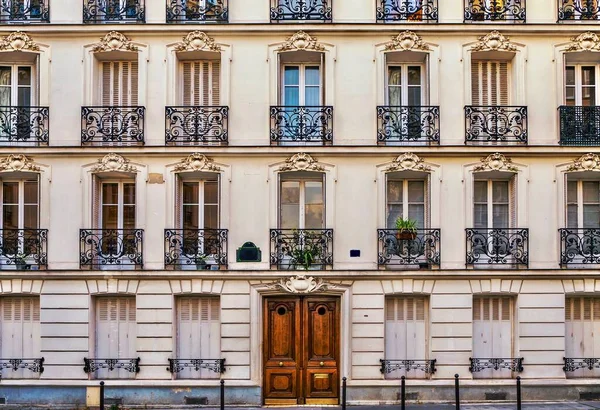 Paris 'in yerleşim yerindeki eski bir apartmanın zarif dış görünüşü. Eski tarz fotoğraf.