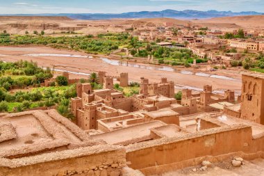 Ait Ben Haddou, Morroco 'nun tarihi Ksar' ı, Ounila Nehri 'nin diğer tarafındaki vadiyi ve köyü yüksek açılı görüyor..