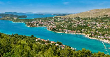 Hırvatistan 'ın Adriyatik Denizi' nin güzel kıyı şeridi ve sahil beldesi Grebastica 'nın panoramik manzarası, D8 otobanından bakıldığında, Split ile Sibenik arasında uzun bir körfez üzerinde yer alıyor..