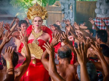 Ubud, Bali - 28 Temmuz 2016: Illustrative Editorial. Erkek bir Kecak Dansı sahnesinde geleneksel altın renkli Balili kadın başlığı ve mücevherlerini gösteriyor..