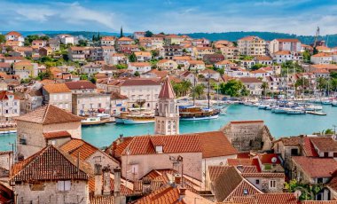 Hırvatistan 'ın önde yer alan ortaçağ Eski Trogir kasabası ve onun anakara üzerindeki daha yeni binalarının yüksek açılı manzarası.