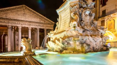 Roma, İtalya - 18 Haziran 2014. Roma Panteonu 'nun önündeki Piazza della Rotonda' da aydınlatılmış Fontana del Pantheon gece görüşü..