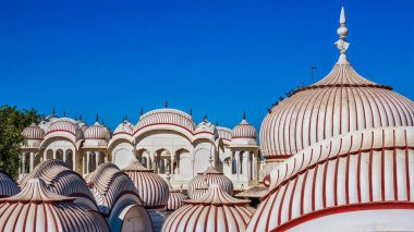 Nawalgarh, Rajasthan 'daki bir havalının yenilenmiş geleneksel kubbeli çatısının göz hizasında canlı mavi gökyüzüne karşı süslü ve dramatik bir görünüm..