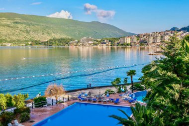 Herceg Novi, Karadağ - 5 Haziran 2016. Kotor Körfezi 'ndeki popüler turist kasabasının rıhtım bölgesini gösteriyor..