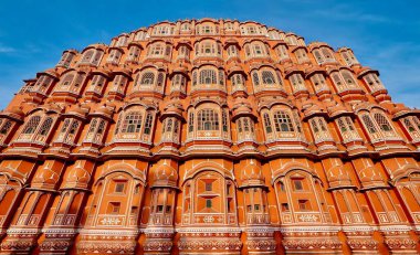 1799 'da Hindistan' ın Jaipur şehrinde inşa edilen tarihi Hawa Mahal veya Rüzgarlar Sarayı 'nın süslemeli ön cephesinin sokak görüntüsü..