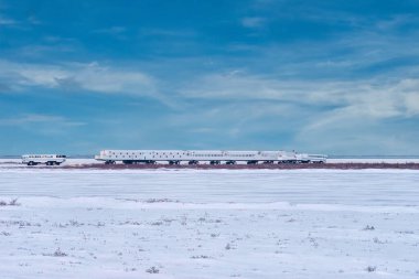 Hudson Körfezi yakınlarındaki kış tundrasında, turistlerin Churchill, Manitoba, Kanada yakınlarındaki doğal yaşam alanlarında kutup ayılarını görebilmeleri için tasarlanmış seyyar, geçici bir pansiyon ve özel araçlar..