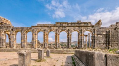 Milattan sonra 3. yüzyılda inşa edilen yeniden inşa edilmiş bazilikanın dış duvarı, şu anda Meknes, Fas yakınlarındaki harabelerde bulunan eski bir Roma şehri olan Volubilis 'te..