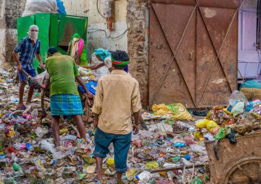 Varanasi, Hindistan - 13 Kasım 2015. Vatandaşların ev çöplerini boşaltıp, kamu sağlığı ve atık yönetimi sorunları yarattıkları bir kentsel çöplük..