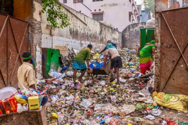 Varanasi, Hindistan - 13 Kasım 2015. Çöplerin şehir merkezindeki boş bir arsaya atılması ve depolanması, atık yönetimi ve kamu sağlığı sorunlarına yol açıyor..